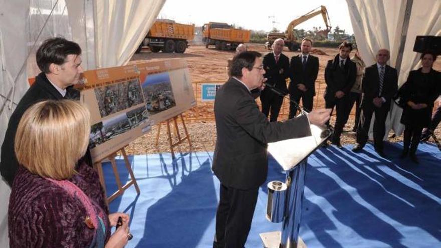 Imagen de la visita que tuvo lugar ayer a las obras del nuevo recinto ferial, que ocupará unos 21.000 metros cuadrados .