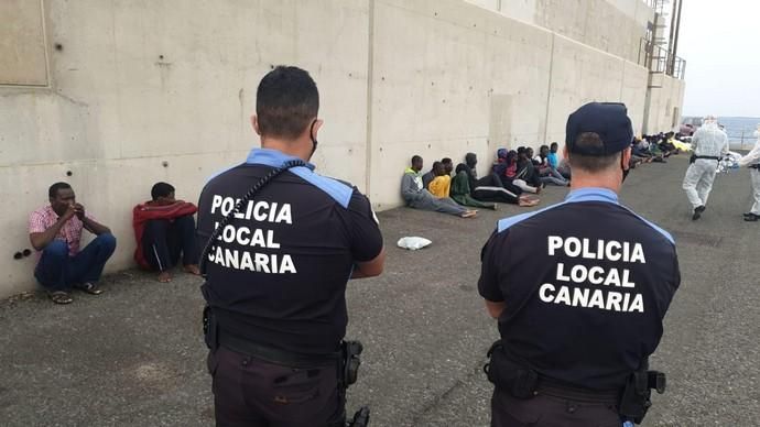 Llega un cayuco al muelle de Arinaga con 55 ocupantes