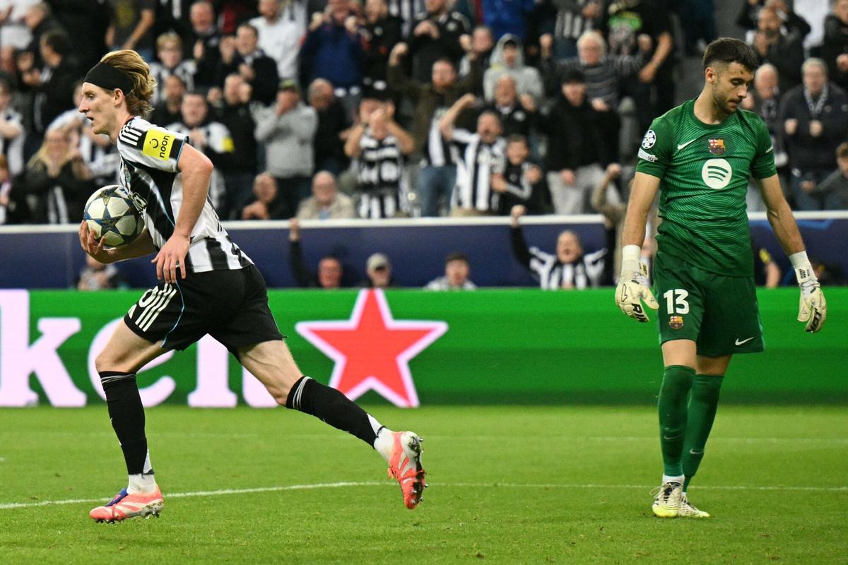 Anthony Gordon celebra el gol del Newcastle que solo recortó la derrota, ante la desolación de Joan Garcia.