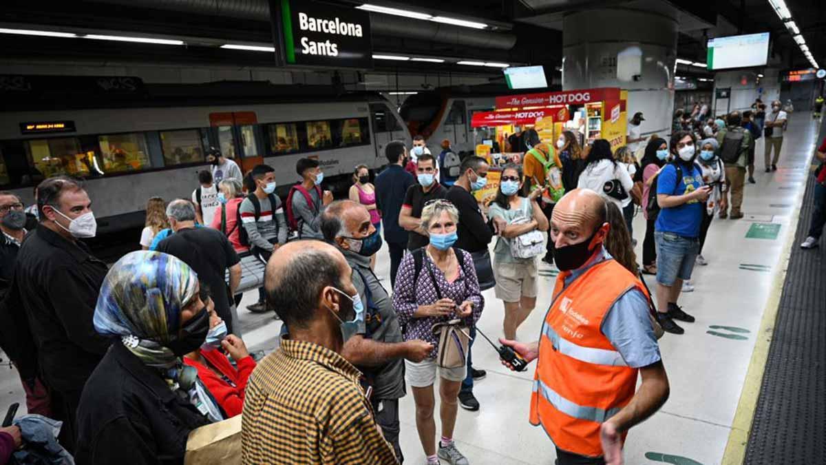 Aglomeración de pasajeros en la estación de Sants durante la segunda jornada de huelga de maquinistas.