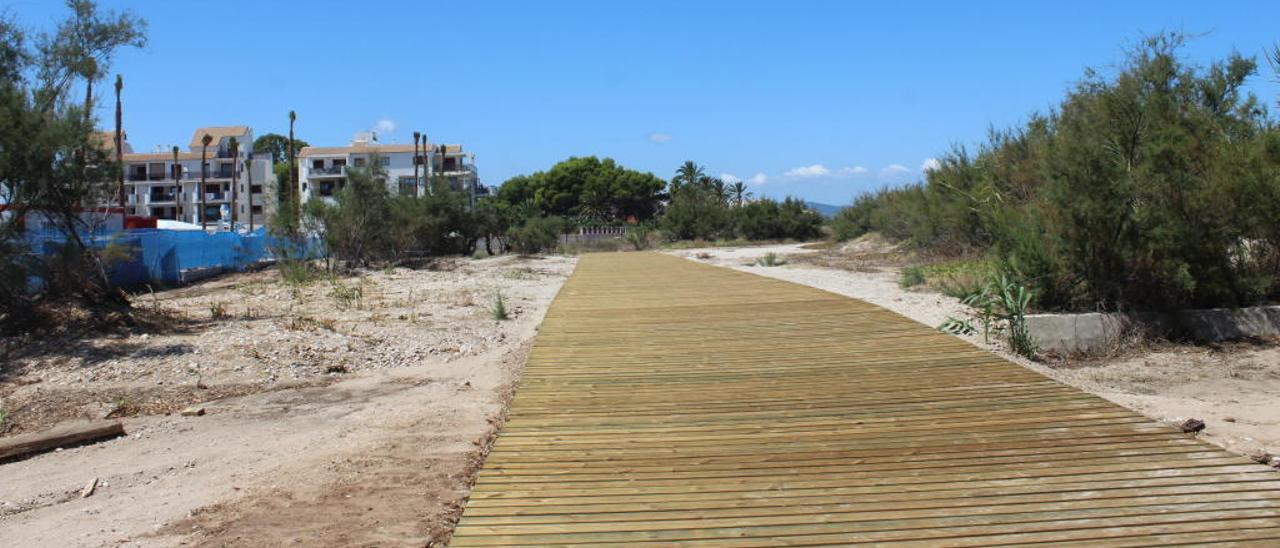 La pasarela está en la playa de les Deveses y frente a una promoción de apartamentos en obras.