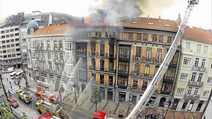 Muere un bombero en un incendio en Oviedo