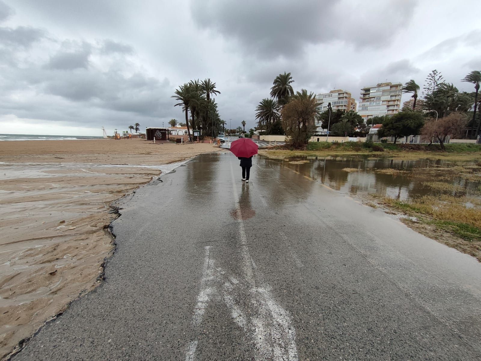 La lluvia cae con fuerza en Torrevieja y Orihuela Costa