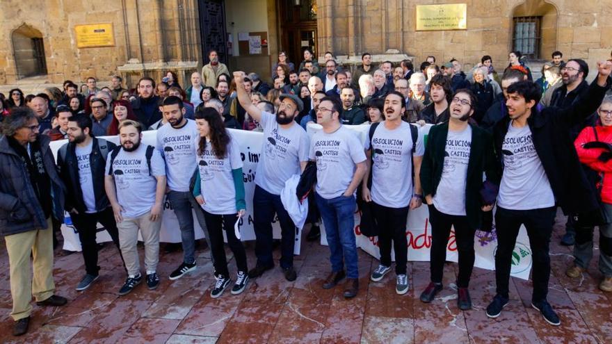 Los acusados del caso de La Madreña a la entrada del TSJA.