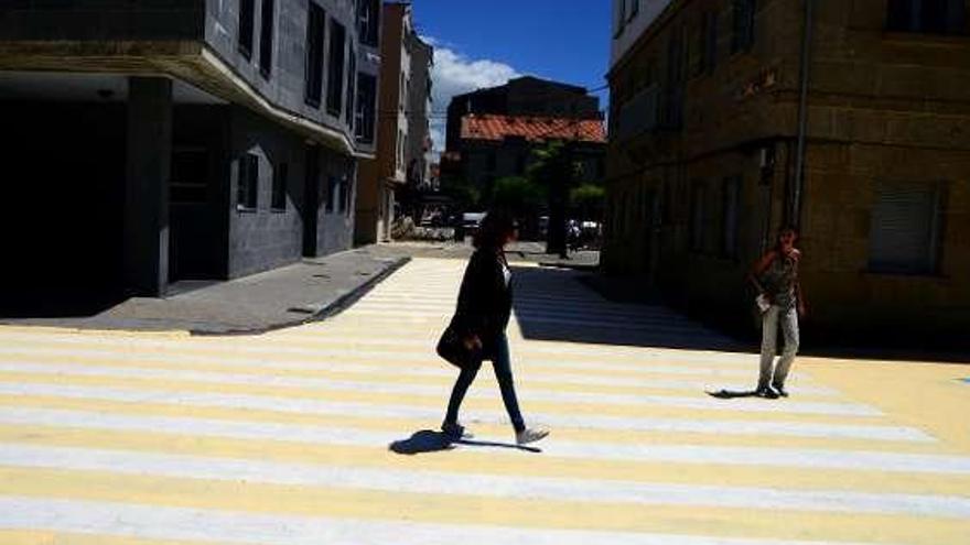 Esto ya es cosa de Camilo. Los policías y los miembros de la brigada de señalización de Cangas quieren sacar su vena artística que tenían escondida bajo esa tosca apariencia. Ahora están en las vanguardias, ya próximos a Camilo Camaño.