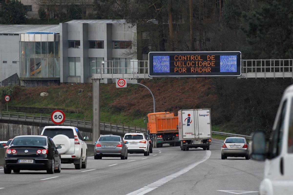COCHES CIRCULANDO POR LA AUTOVIA A55 ( VIGO PORRIÑO ) A SU PASO POR LOS RADARES DE CONTROL DE VELOCIDAD. EXCESO DE VELOCIDAD. CONTROL DE VELOCIDAD FIJO. RADAR. ARCOS