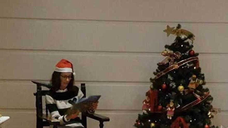 La bibliotecaria riosellana, Ana Vázquez, leyendo.