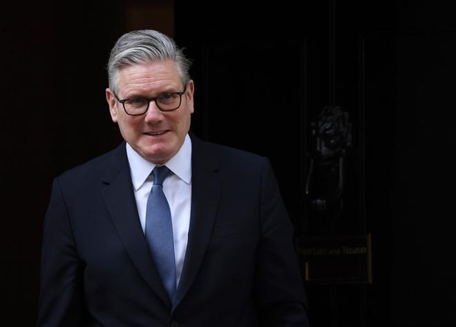 La deuda británica vive su peor jornada desde 1998 tras el revés electoral de Starmer y el avance de Farage