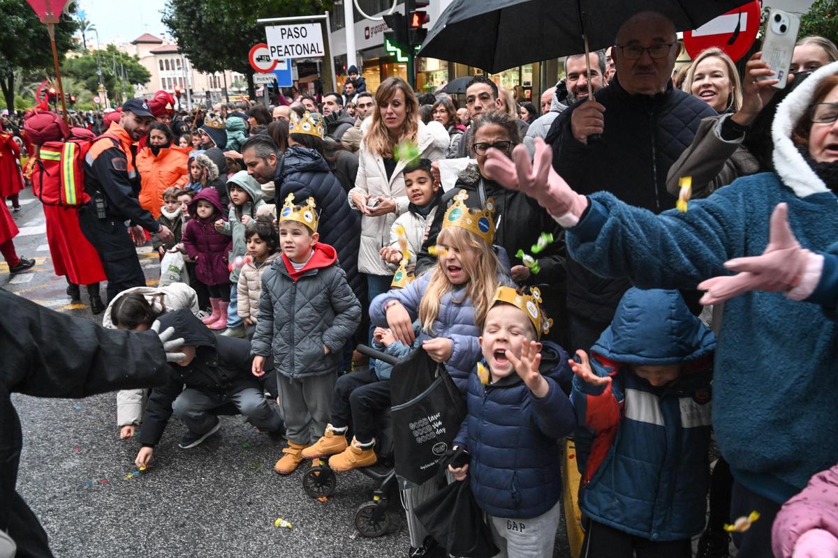 Los Reyes Magos recorren las calles de Elche a pesar de la amenaza de lluvia