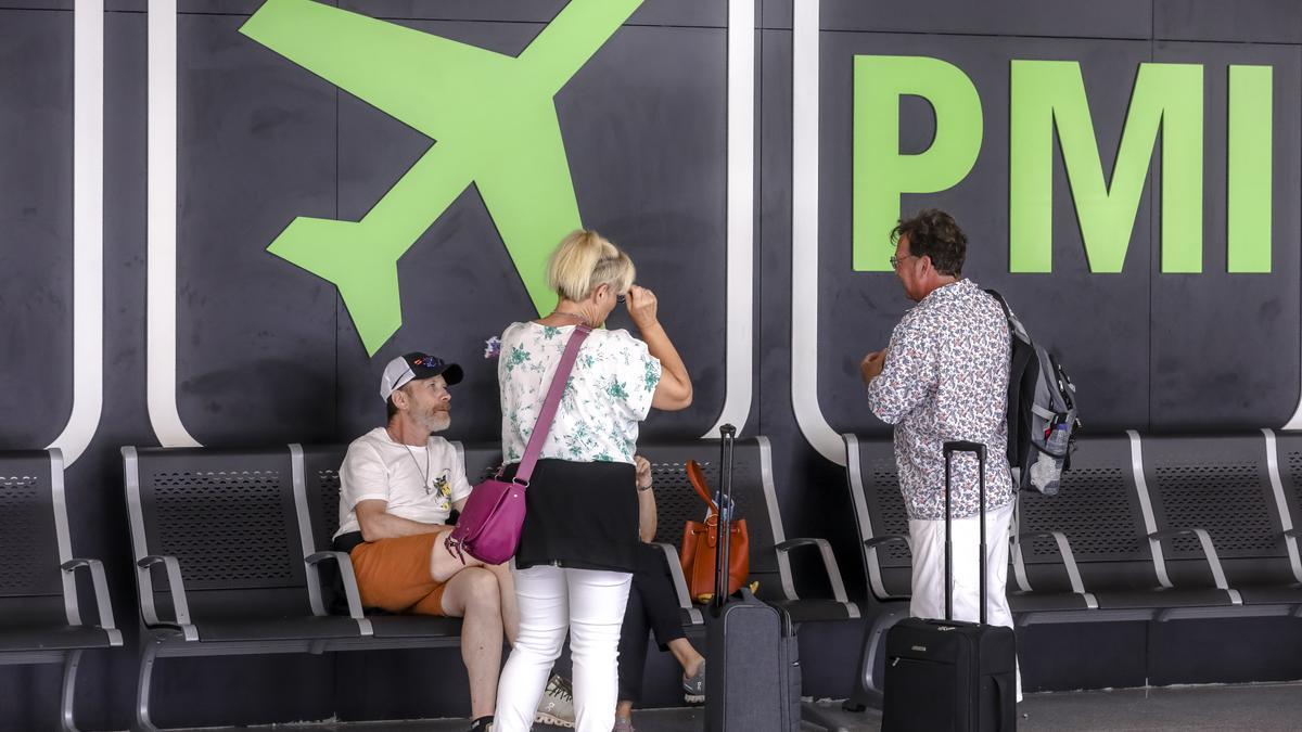 Pasajeros el primero de julio en el aeropuerto de Palma, un hervidero de viajeros otra vez este verano.