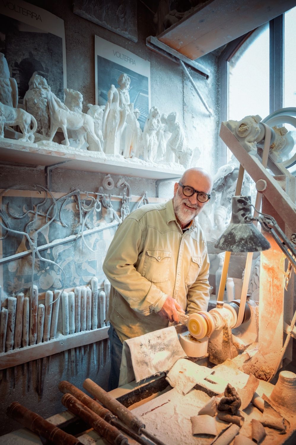 Roberto Chiti, es escultor de alabastro y vecino de Volterra