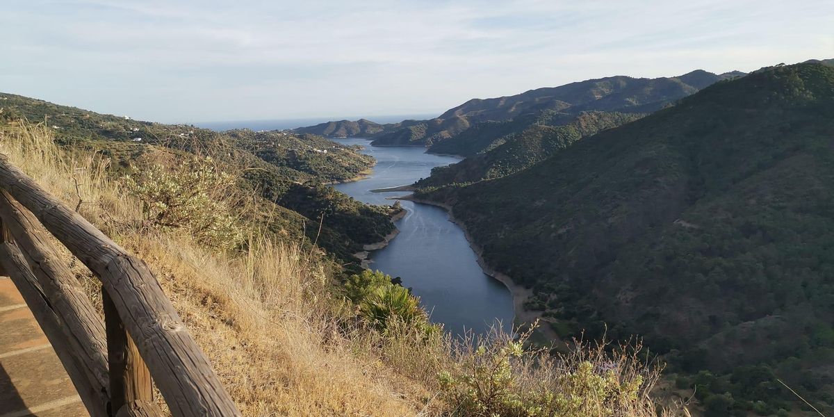 El embalse de la Concepción, visto desde Istán.