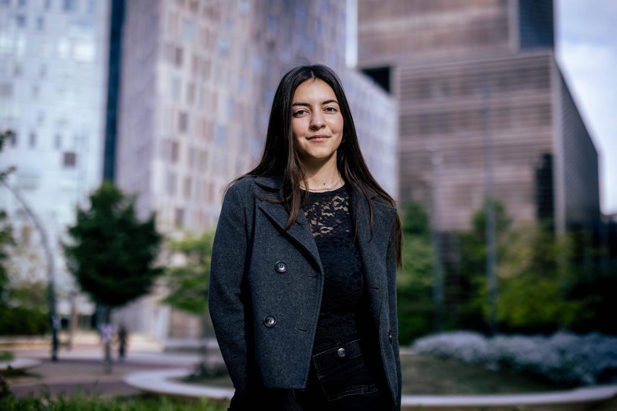 Claudia, estudiante de Erasmus catalana en Lisboa, posa para EL PERIÓDICO en el campus de la Pompeu Fabra.