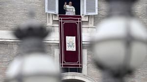 El estado del papa Francisco es bueno, no tiene fiebre y su situación respiratoria mejora