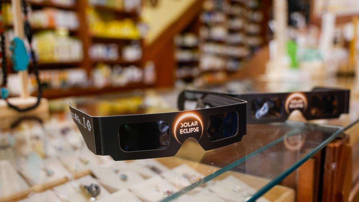 Gafas de observación para el eclipse solar en un comercio, en una imagen reciente.