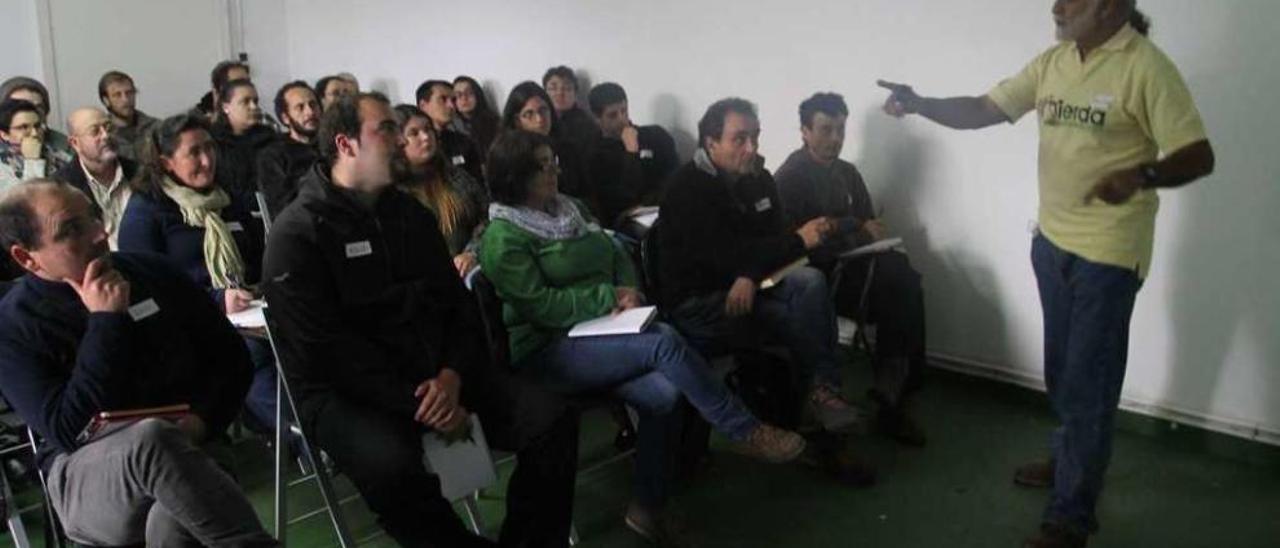 Jairo Restrepo, con sus alumnos del curso sobre agricultura orgánica en O Alle. // Bernabé/Gutier