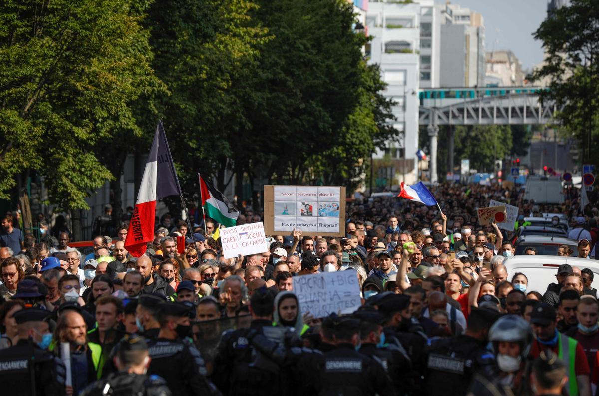 Milers de manifestants a França contra la «dictadura sanitària»