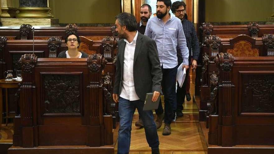 Xulio Ferreiro, Xiao Varela y Alberto Lema, a la entrada del pleno extraordinario.