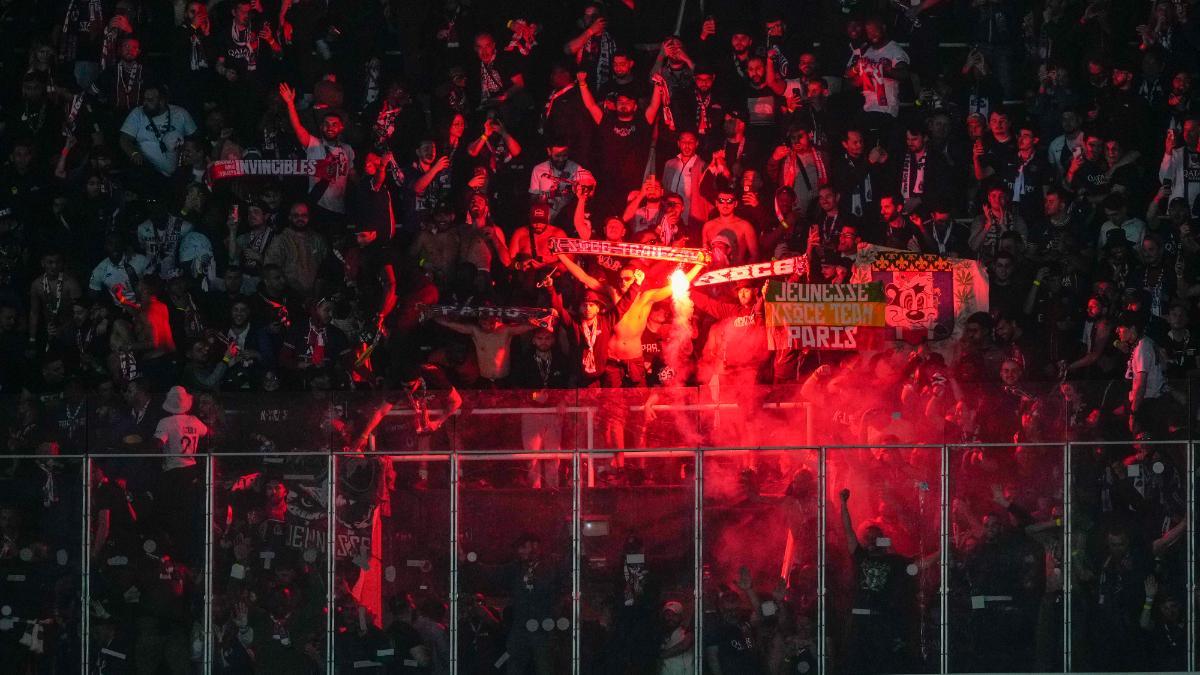 Aficionados del PSG celebran el pase del equipo parisino a las semifinales de la Liga de Campeones