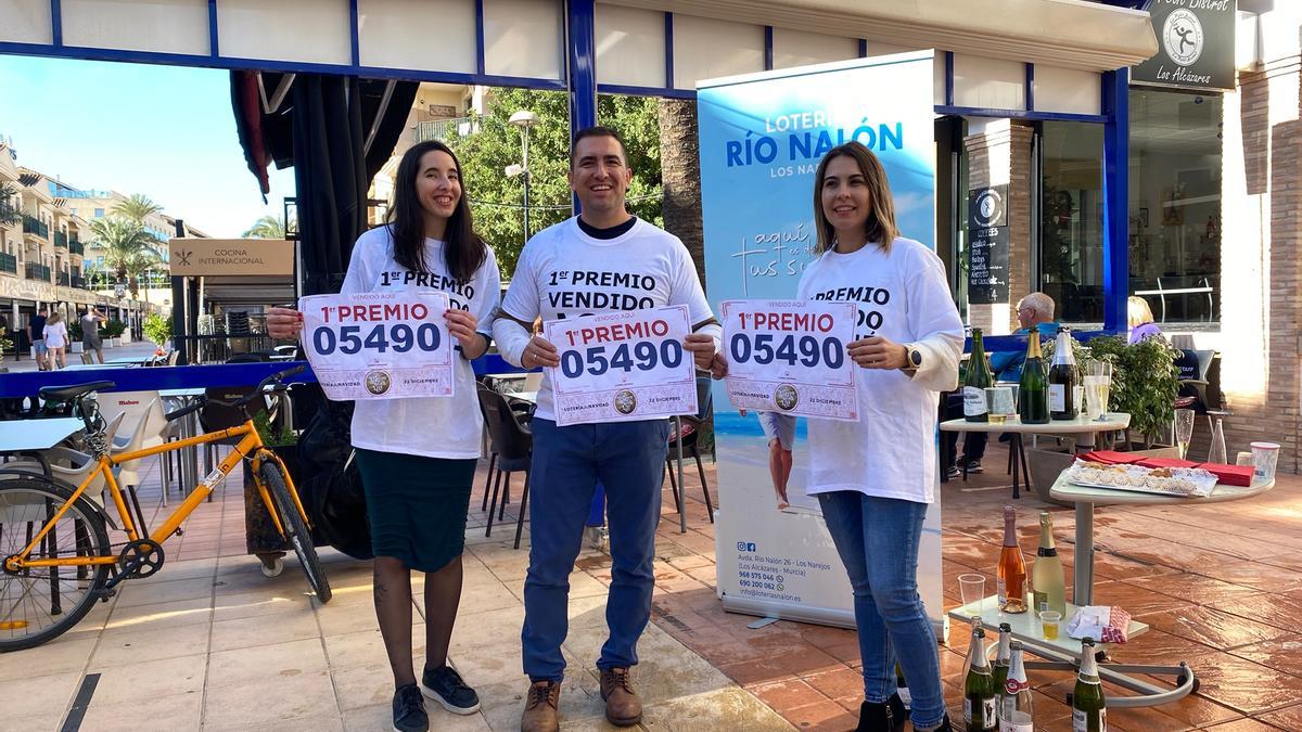 Alegría en la Administración de Lotería de Los Alcázares que ha vendido dos décimos del Gordo.