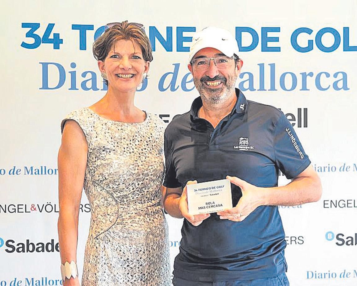 José Luis Zarralugui, jugador que alcanzó la bola más cercana, junto a  Katharina Slabik de Engel & Völkers.
