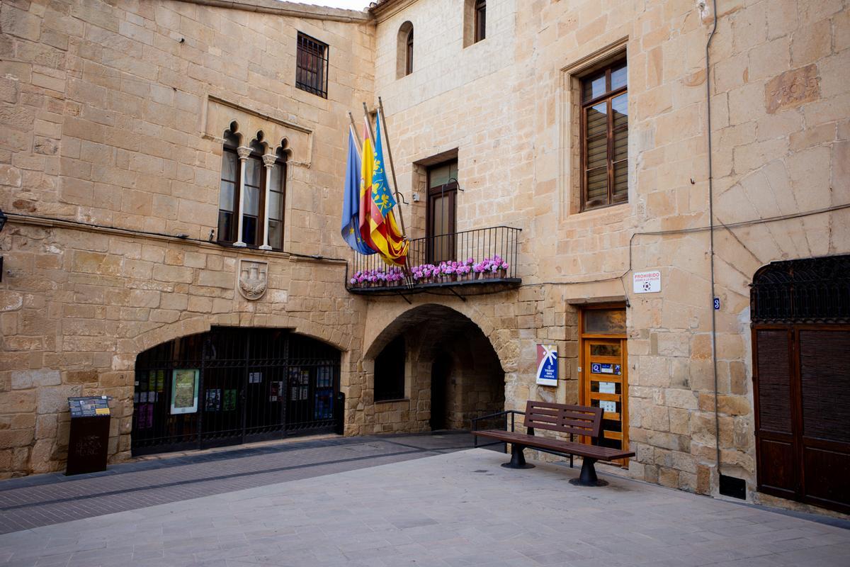 Fachada del ayuntamiento de Cabanes.