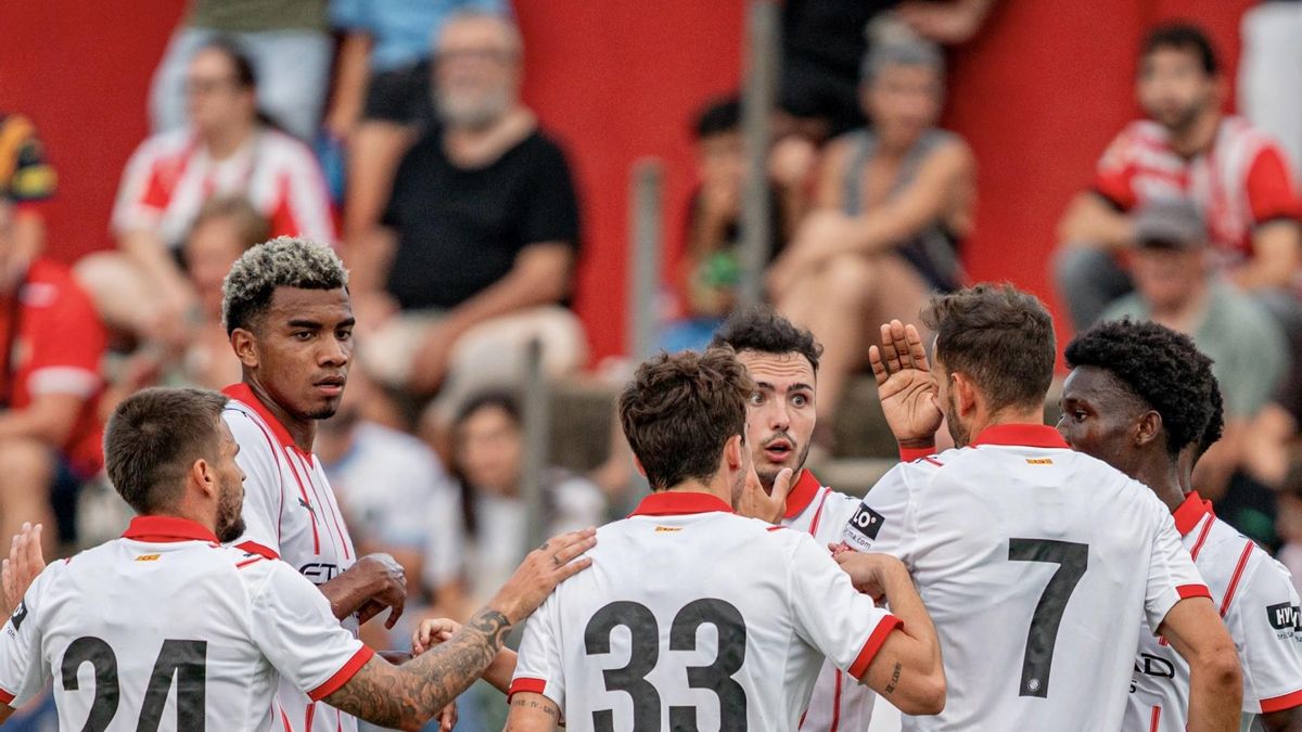 Els jugadors del Girona celebren a Olot.