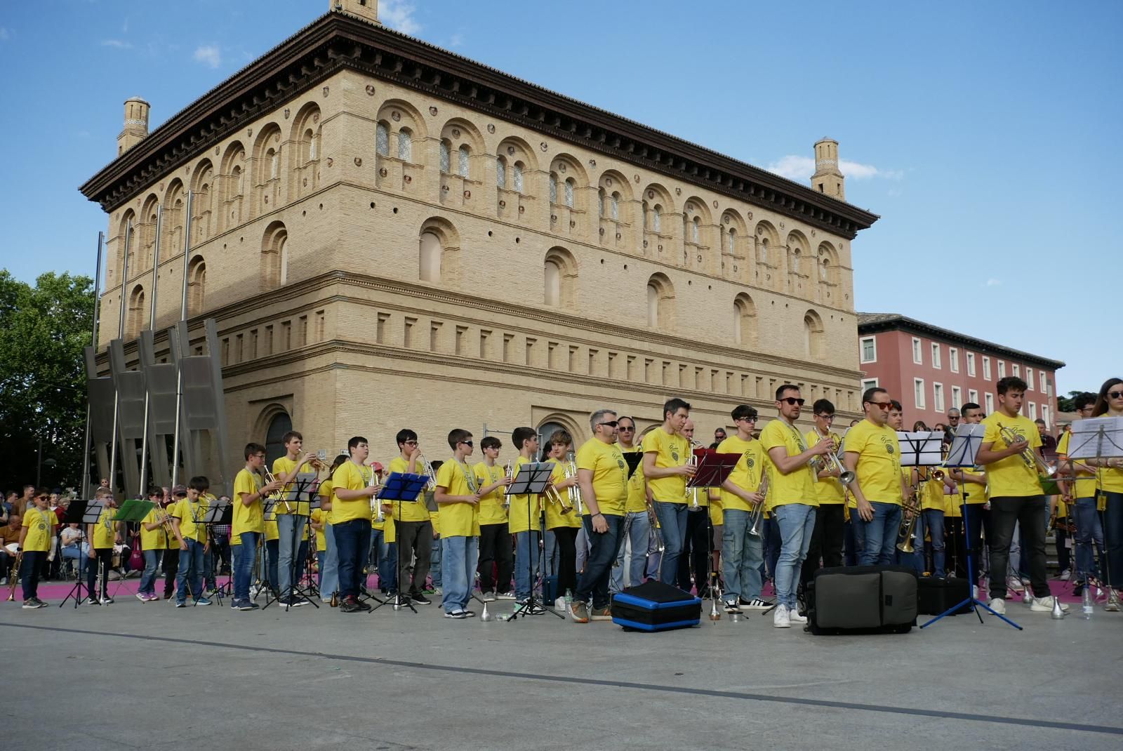 Más de 230 instrumentistas de metal tocan en la plaza del Pilar