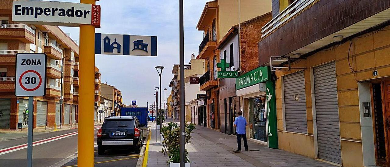 Un hombre espera turno en la farmacia, en el primero de los comercios de Emperador.