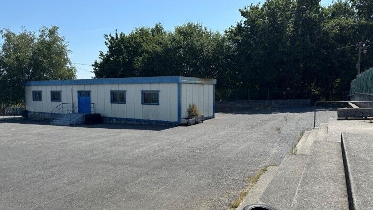 Estado actual del patio del colegio San Marcos, en Abegondo