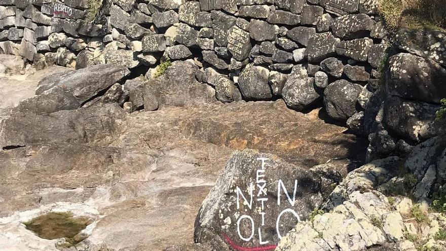 Una playa nudista de Vigo apareció con estas pintadas en sus rocas tras el altercado de Vilaxoán.