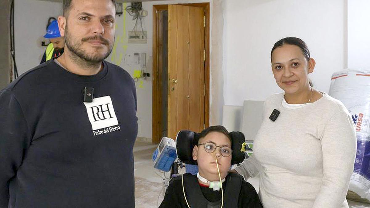 El joven Nicolás junto a sus padres, en la vivienda ya en reformas para rehabilitarla