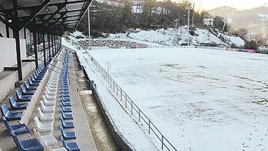 Aspecto de El Candín ayer, con el terreno de juego cubierto de nieve.