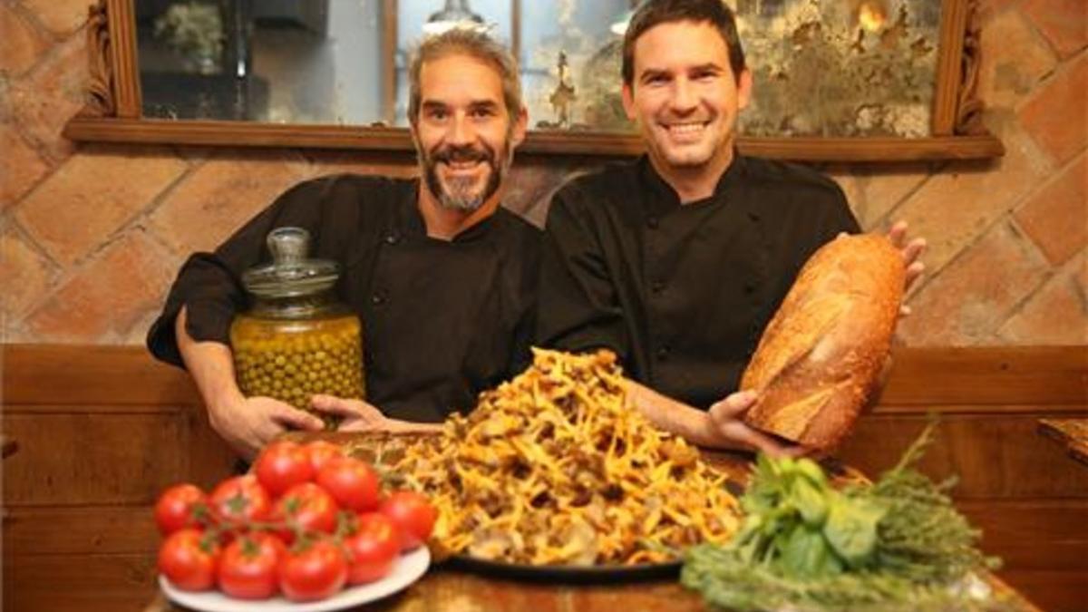 Ferran Maicas (izquierda) y Albert Ferrer, ante una opípara mesa en Bambarol. Foto: Elisenda Pons