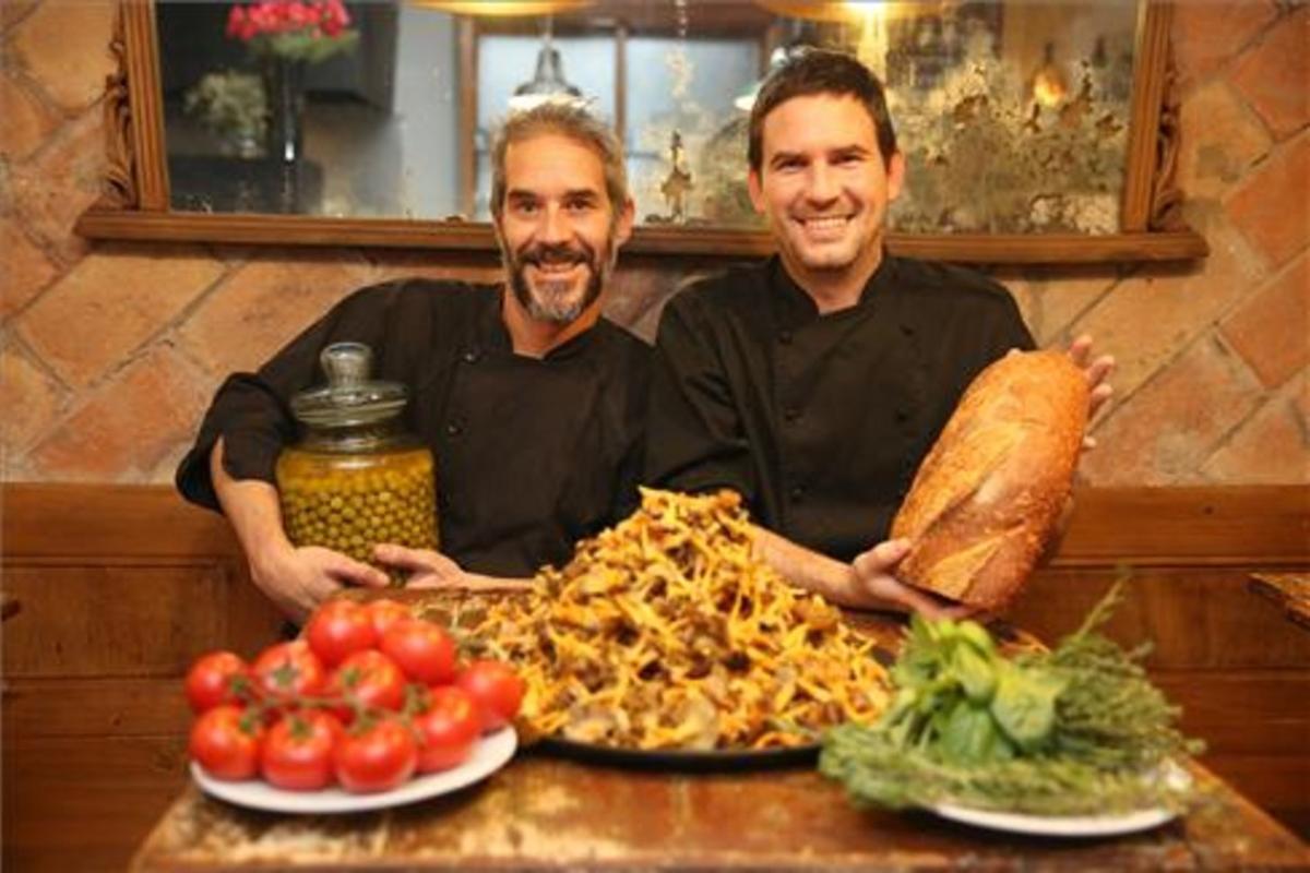 Ferran Maicas (izquierda) y Albert Ferrer, ante una opípara mesa en Bambarol. Foto: Elisenda Pons