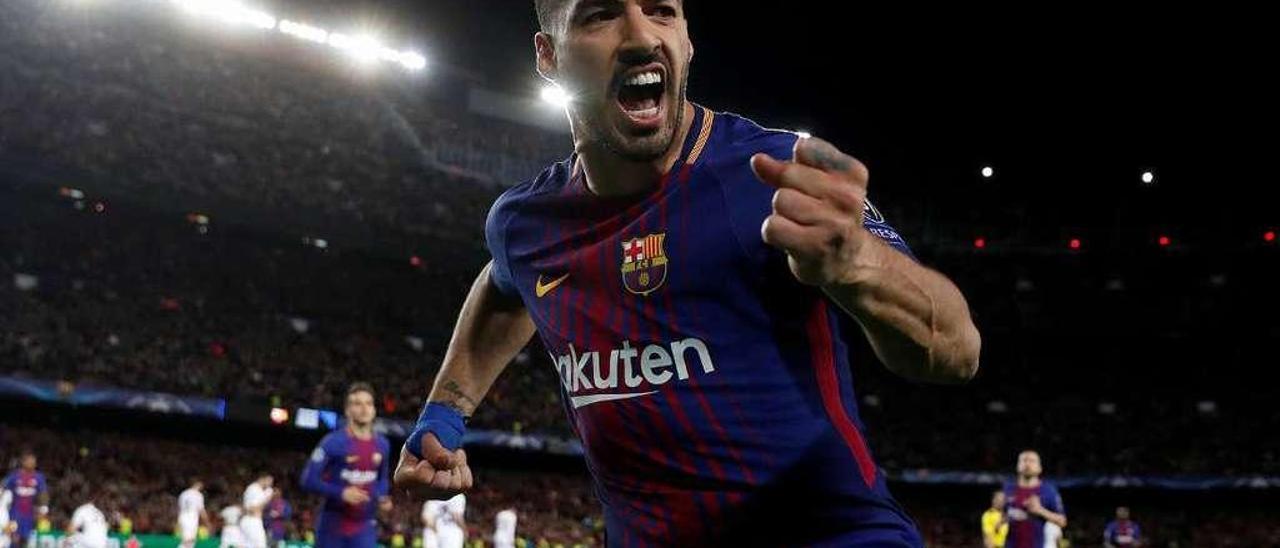 Luis Suárez celebra el cuarto tanto, que rompía su sequía en la Champions. // Juan Medina