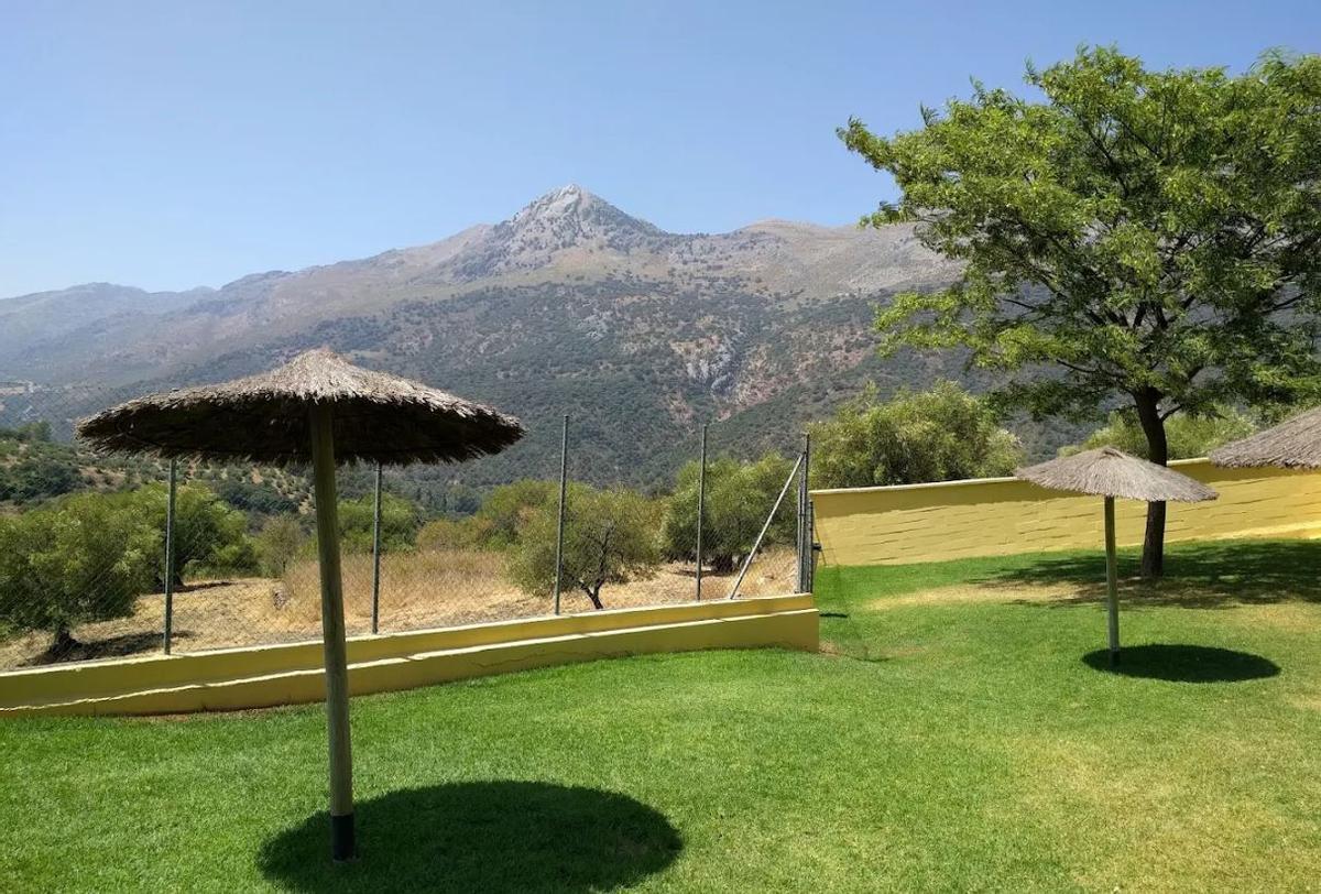 La piscina municipal de Jimera de Libar, una de las más bonitas y baratas de Málaga