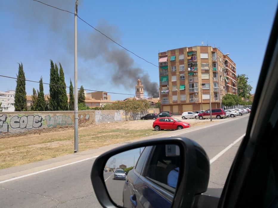 El descampado donde se ha declarado el fuego de Benimàmet.