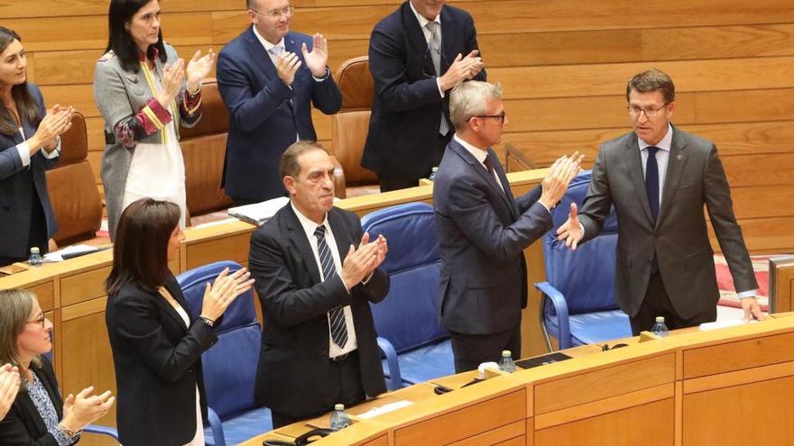 Feijóo recibe el aplauso de los diputados del PP al terminar su intervención. // Xoán Álvarez