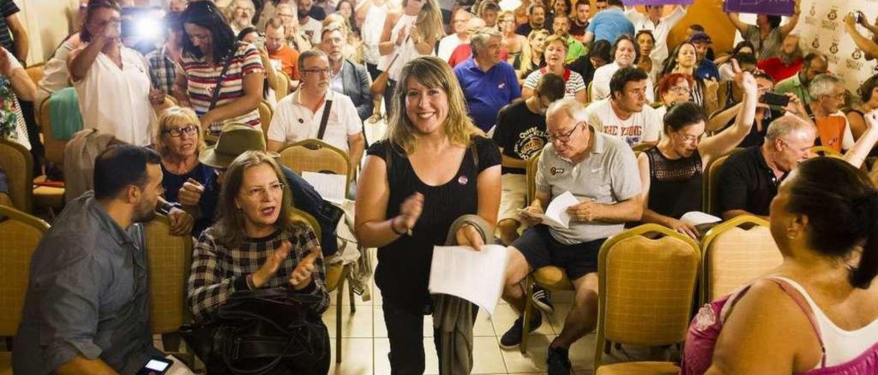 Carmen Santos, centro, durante una asamblea sobre la alianza electoral gallega en julio. // O. Corral