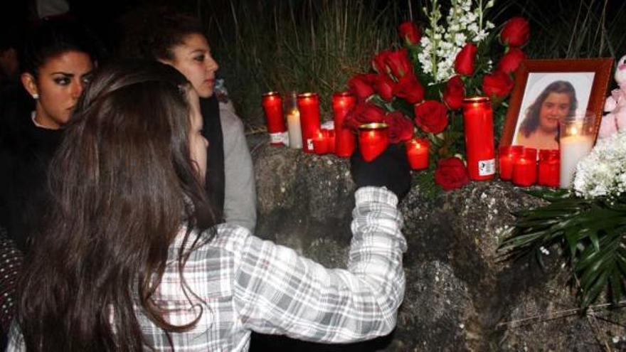 Menores encienden velas en una de las vigilias que se hicieron en los días que se buscó a María Esther.