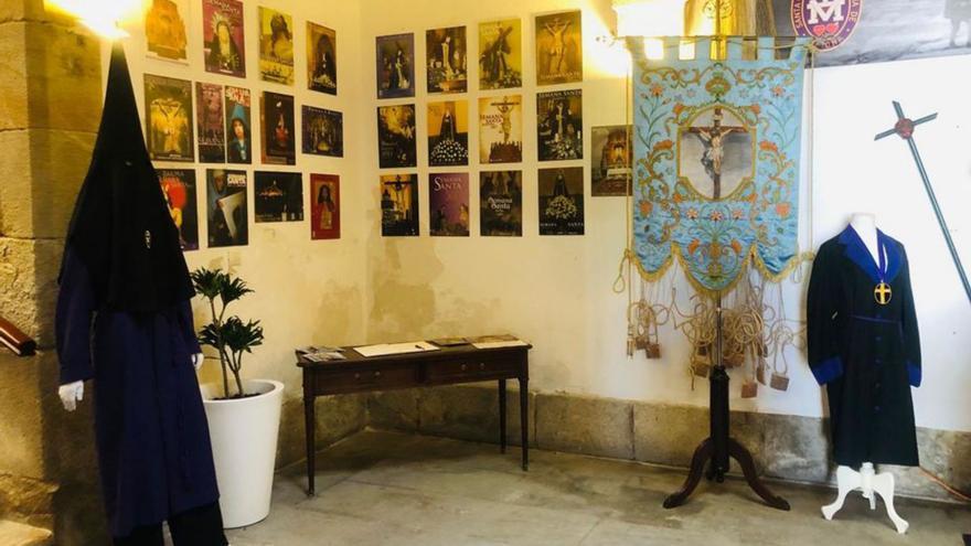 Un rincón de la exposición sobre la Cofradía de la Santa Casa, en el consistorio baionés.