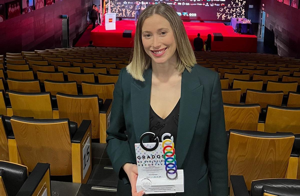 Julia Marín en representación del Gimnasia Morvedre con el galardón.