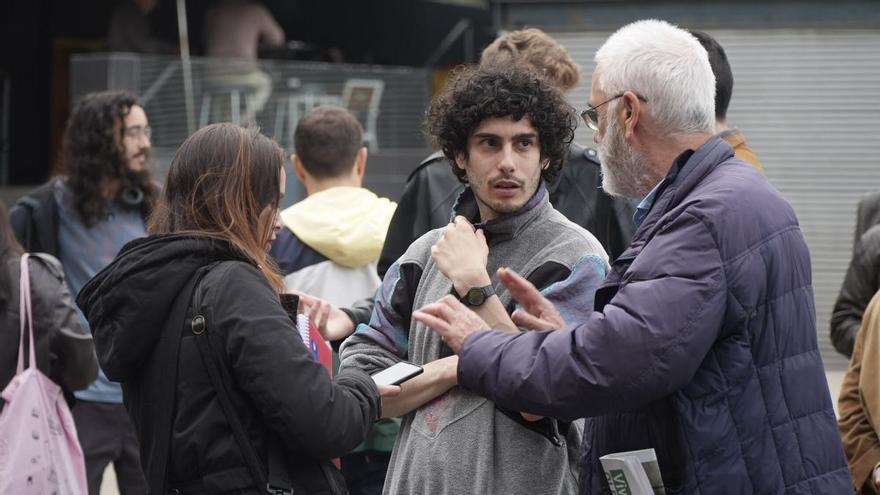 Inquilinos de edificios comprados por empresas en A Coruña se reúnen en la plaza das Conchiñas: "Xuntas somos máis fortes"