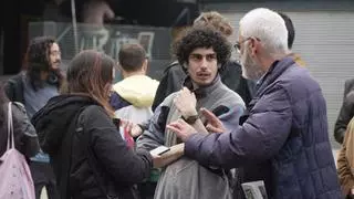 Inquilinos de edificios comprados por empresas en A Coruña se reúnen en la plaza das Conchiñas: "Xuntas somos máis fortes"