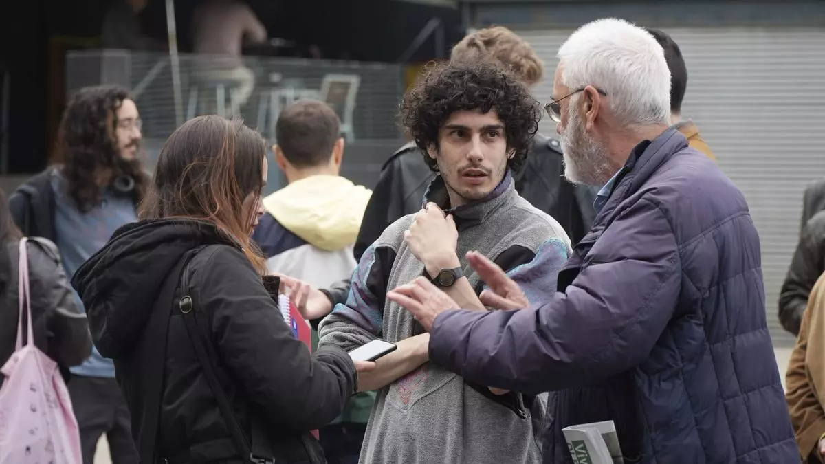 Inquilinos de edificios comprados por empresas en A Coruña se reúnen en la plaza das Conchiñas: "Xuntas somos máis fortes"