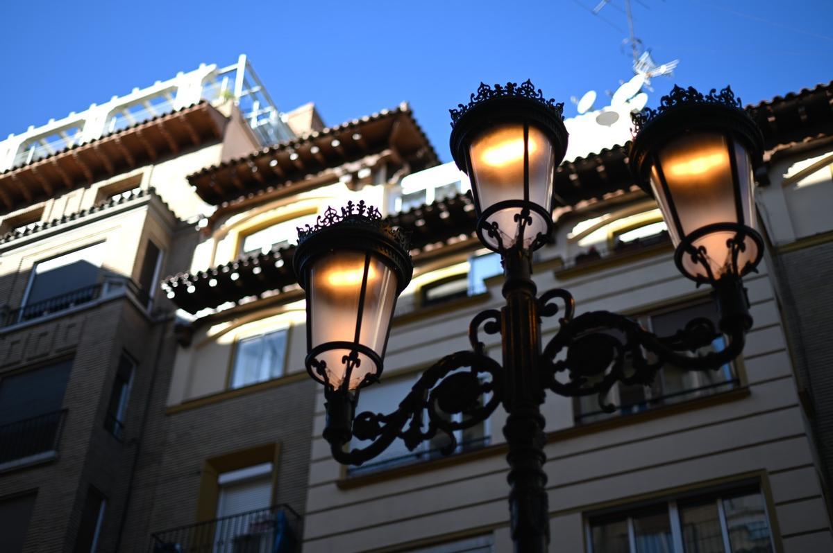 Las nuevas lumianrias en el Casco Histórico de Zaragoza, este jueves.