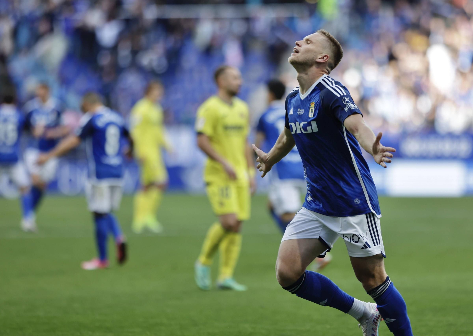 Alemão pega más duro y el Oviedo vuelve a ganar: 2-1