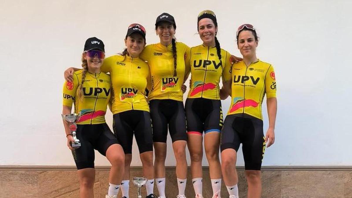 Ciclistas del UPV Women's Cycling Team en un podio