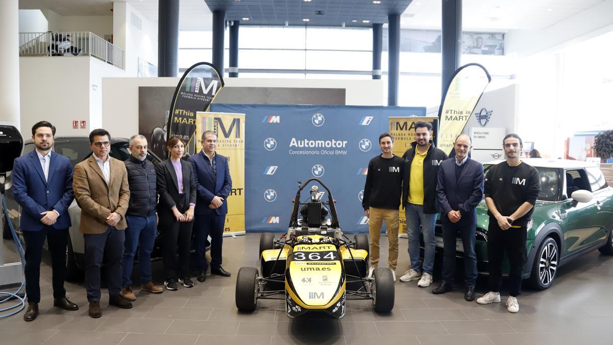 Miembros de BMW Automotor y del equipo MART posan junto al prototipo actual con el que la UMA compite en la Formula Student